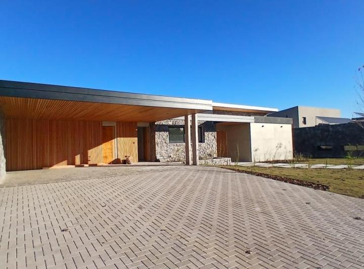 Casa · 322m² · 7 Ambientes · 3 Cocheras