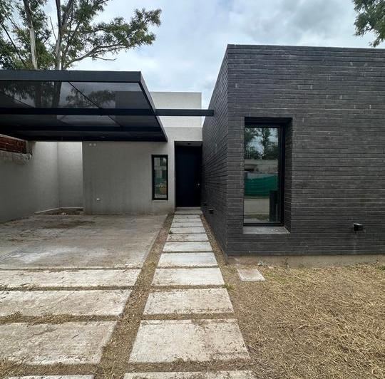 Casa · 140m² · 4 Ambientes · 2 Cocheras