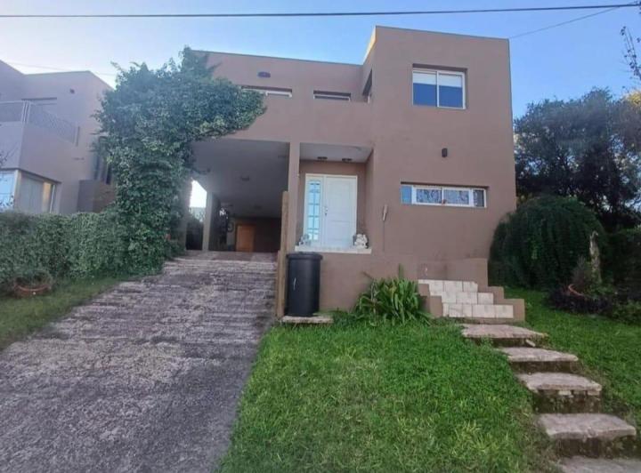 Casa · 212m² · 8 Ambientes · 2 Cocheras