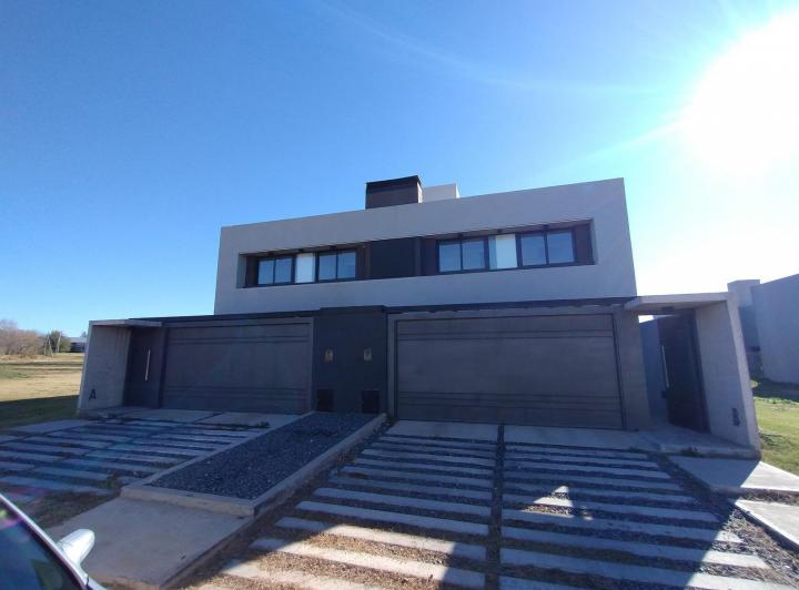 Casa · 150m² · 3 Dormitorios · 2 Cocheras