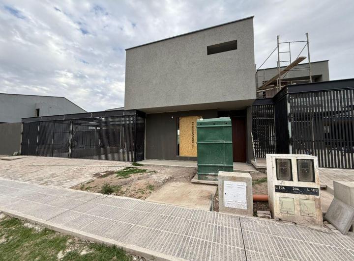 Casa · 144m² · 4 Ambientes · 2 Cocheras
