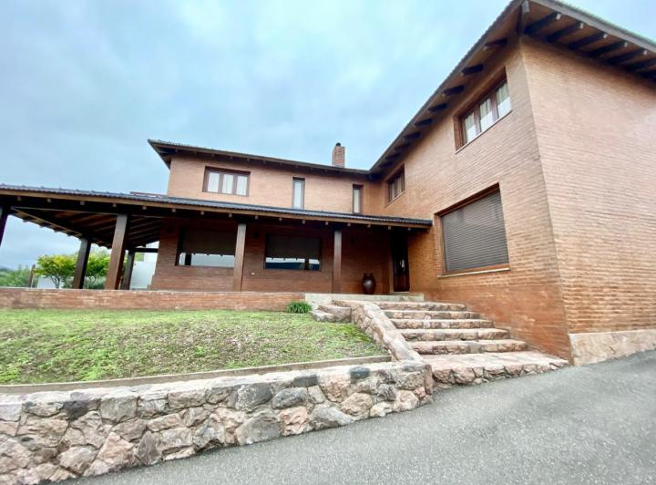 Casa · 480m² · 3 Dormitorios · 3 Cocheras