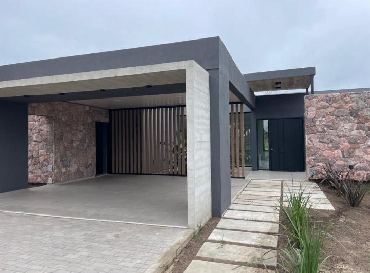 Casa · 296m² · 6 Ambientes · 2 Cocheras