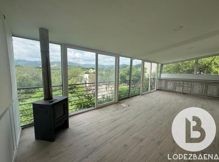 Casa · 220m² · 9 Ambientes · 1 Cochera