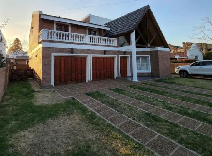 Casa · 379m² · 4 Dormitorios · 2 Cocheras