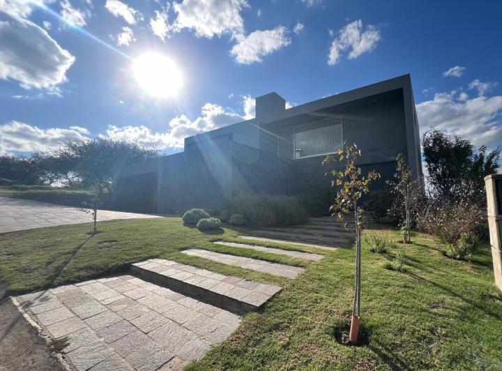 Casa · 470m² · 6 Ambientes · 2 Cocheras