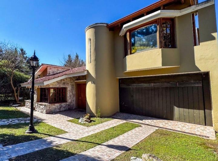 Casa · 301m² · 6 Ambientes · 6 Cocheras