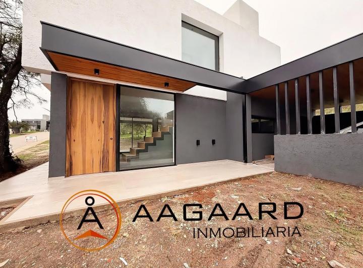 Casa · 200m² · 8 Ambientes · 2 Cocheras