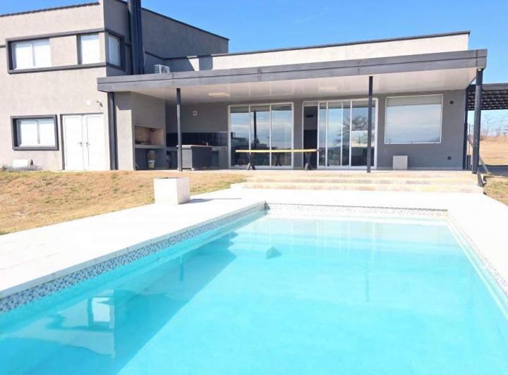Casa · 240m² · 3 Ambientes