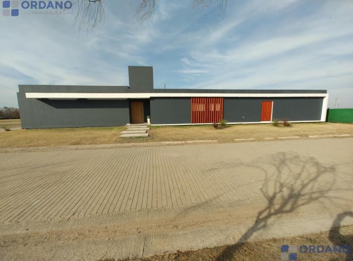 Casa · 218m² · 8 Ambientes · 2 Cocheras