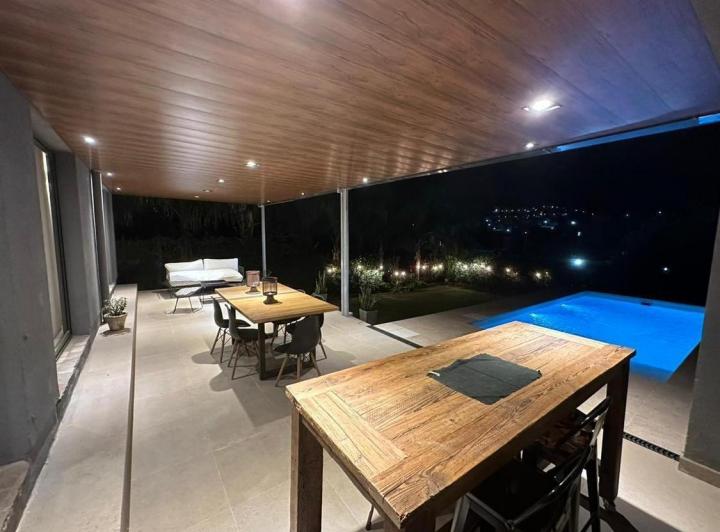 Casa · 240m² · 6 Ambientes · 2 Cocheras