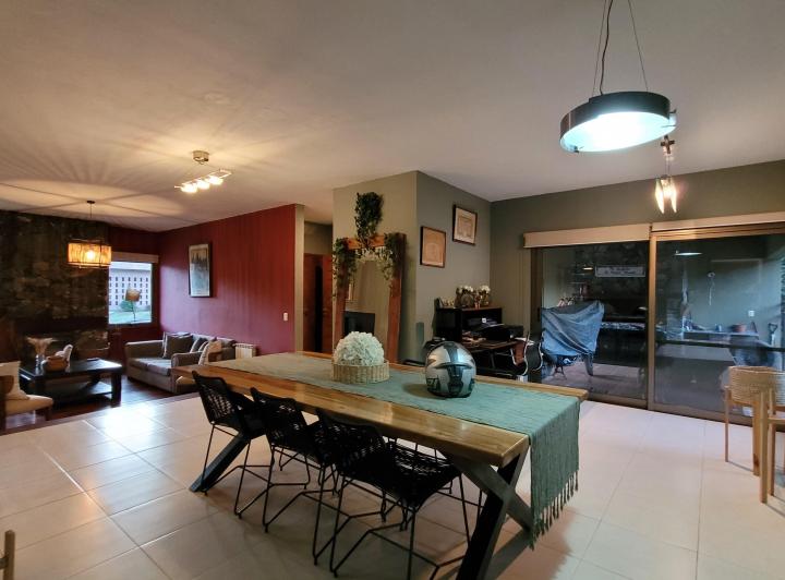 Casa · 240m² · 3 Dormitorios · 2 Cocheras