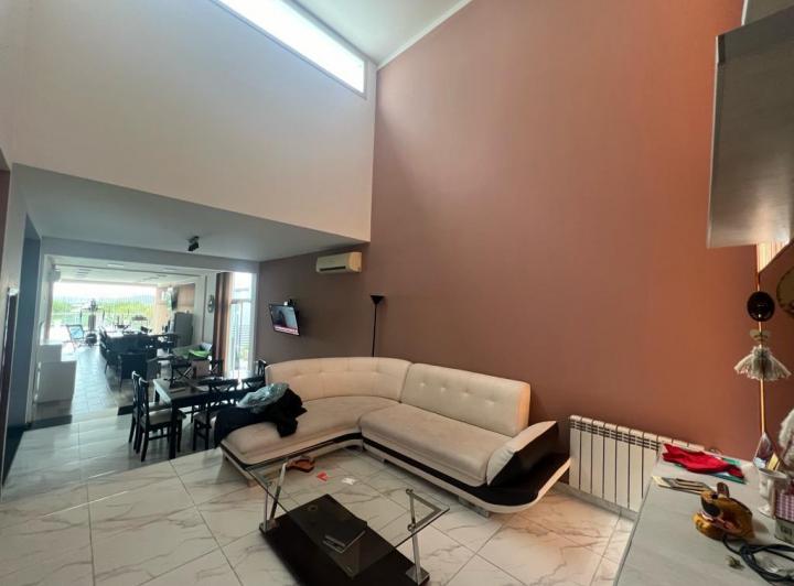Casa · 200m² · 3 Ambientes · 2 Cocheras