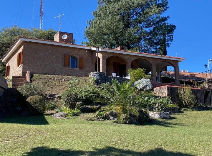 Casa · 210m² · 5 Ambientes · 2 Cocheras