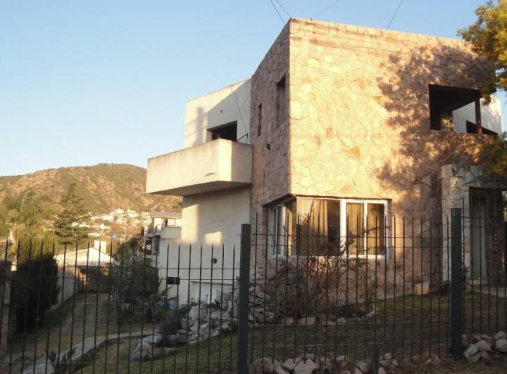 Casa · 410m² · 6 Ambientes · 5 Cocheras