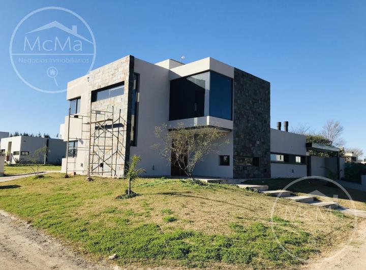 Casa · 280m² · 3 Dormitorios · 2 Cocheras