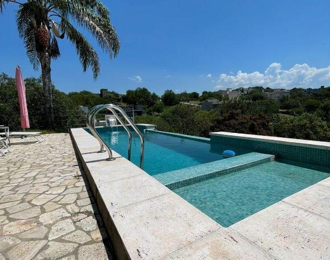 Casa · 385m² · 14 Ambientes · 2 Cocheras