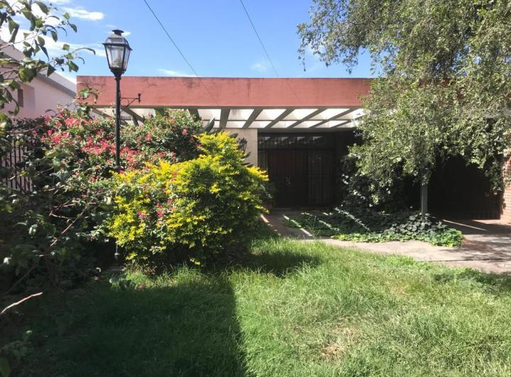 Casa · 300m² · 5 Ambientes · 1 Cochera