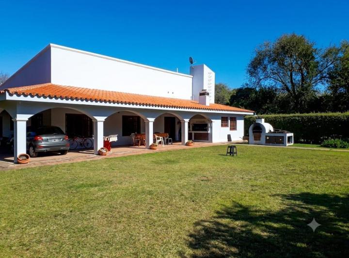 Casa · 210m² · 6 Ambientes · 3 Cocheras