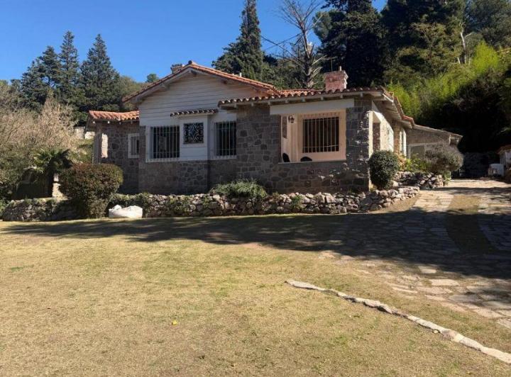 Casa · 331m² · 6 Ambientes · 1 Cochera