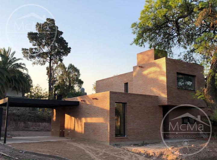 Casa · 765m² · 3 Dormitorios · 2 Cocheras