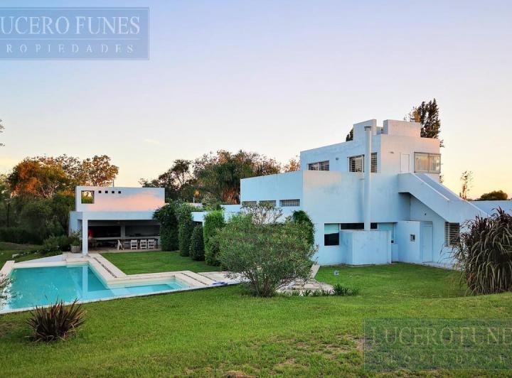 Casa · 710m² · 9 Ambientes · 4 Cocheras