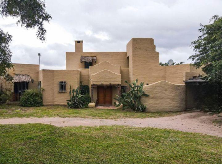 Casa · 410m² · 3 Ambientes · 2 Cocheras