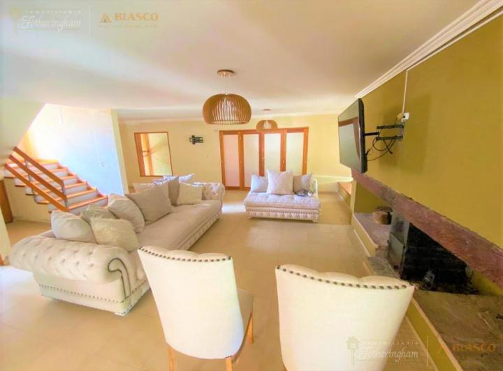 Casa · 446m² · 8 Ambientes · 2 Cocheras