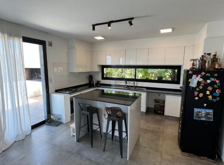 Casa · 300m² · 4 Ambientes · 4 Cocheras