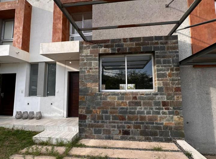 Casa · 102m² · 5 Ambientes · 1 Cochera