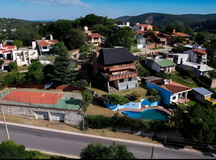Casa · 520m² · 16 Ambientes · 4 Cocheras