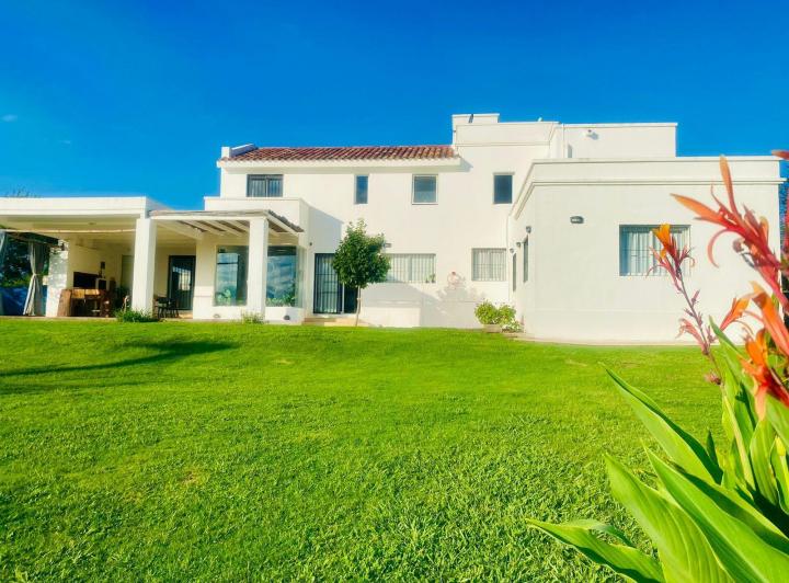 Casa · 280m² · 8 Ambientes · 2 Cocheras