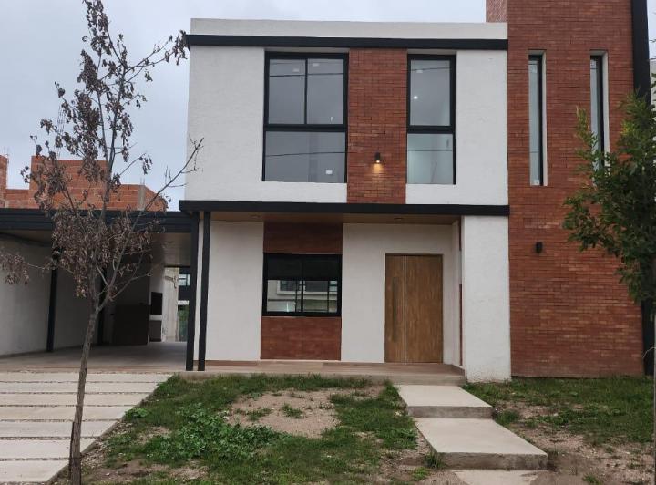 Casa · 220m² · 11 Ambientes · 2 Cocheras