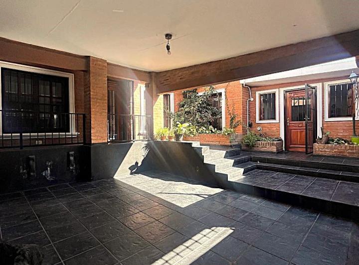 Casa · 334m² · 3 Dormitorios · 2 Cocheras