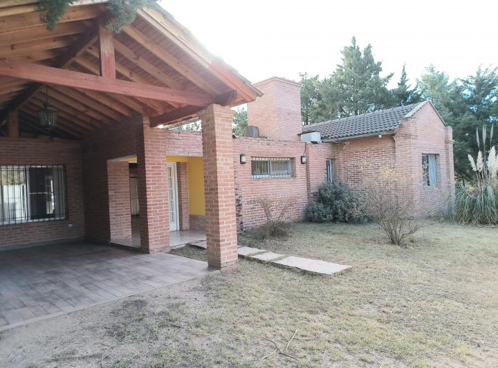 Casa · 220m² · 4 Ambientes · 1 Cochera
