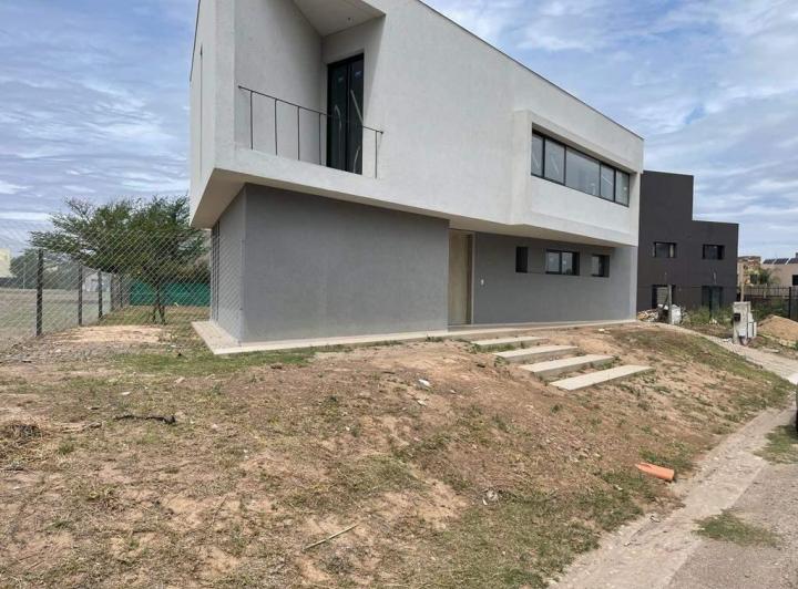 Casa · 198m² · 3 Ambientes · 2 Cocheras