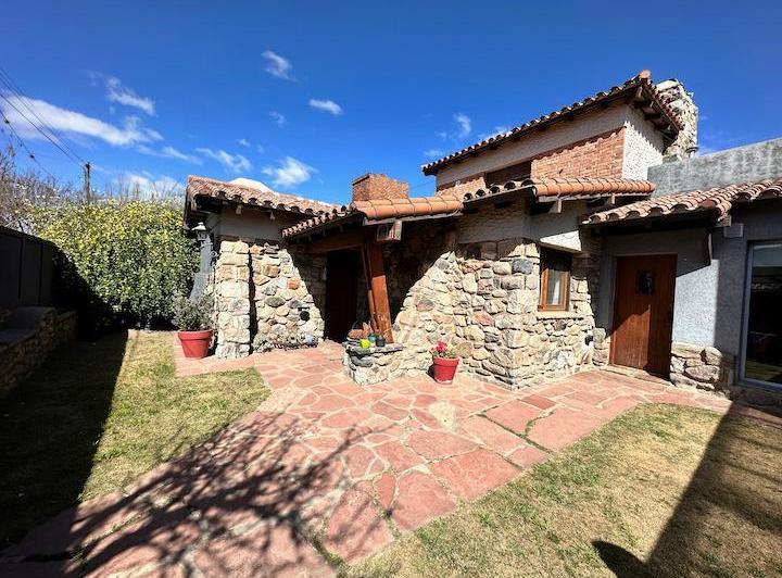 Casa · 210m² · 6 Ambientes · 1 Cochera