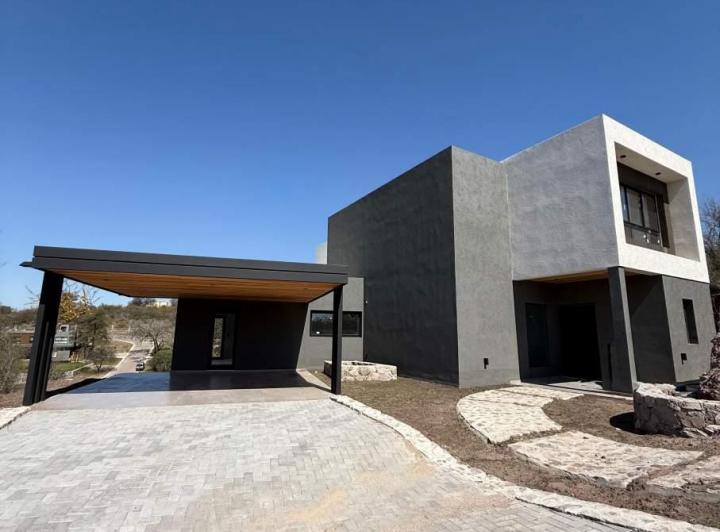 Casa · 330m² · 3 Ambientes · 2 Cocheras