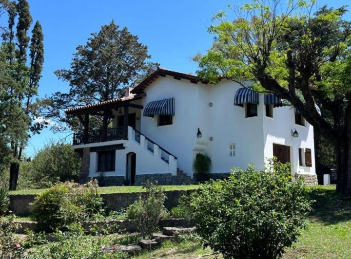 Casa · 300m² · 7 Ambientes · 1 Cochera