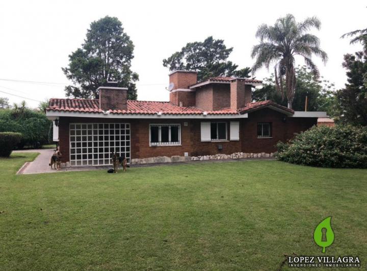 Casa · 400m² · 3 Dormitorios · 4 Cocheras