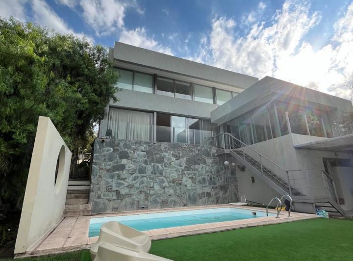 Casa · 385m² · 5 Ambientes · 2 Cocheras