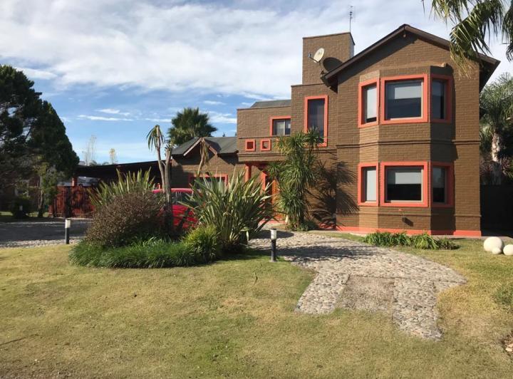 Casa · 420m² · 5 Ambientes · 4 Cocheras