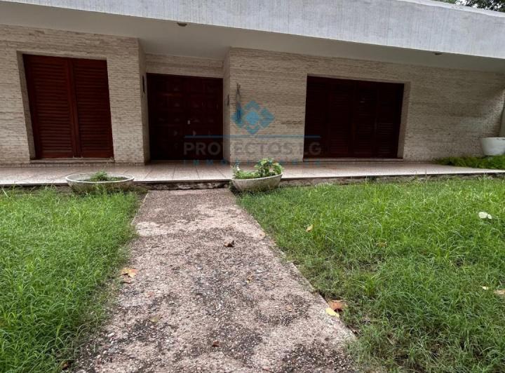 Casa · 353m² · 8 Ambientes · 1 Cochera