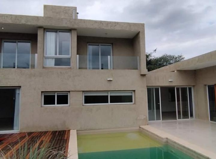 Casa · 325m² · 10 Ambientes · 2 Cocheras