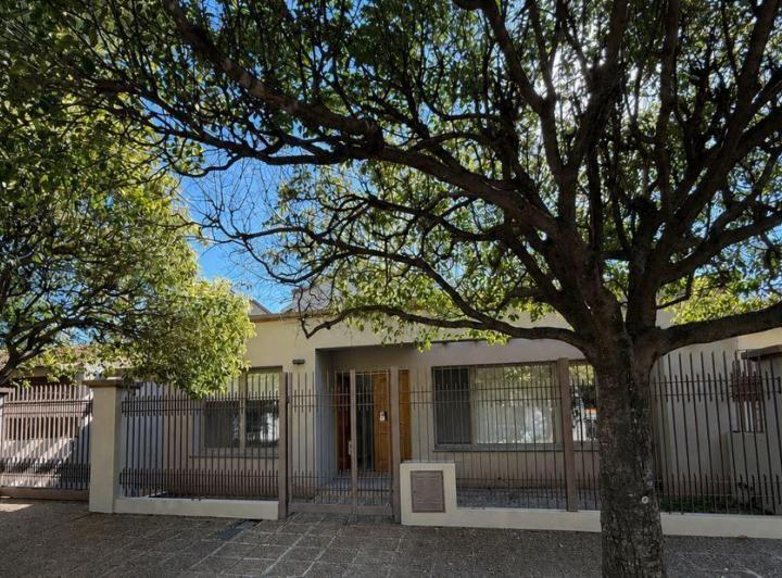 Casa · 300m² · 4 Ambientes · 3 Cocheras