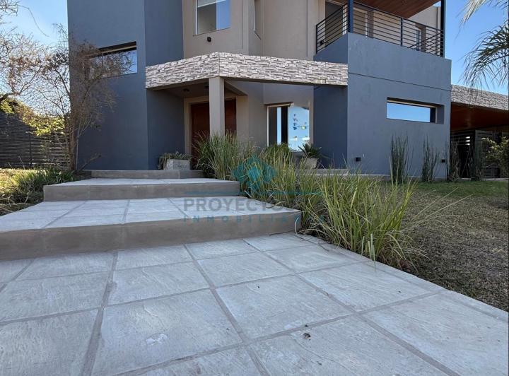 Casa · 200m² · 3 Ambientes · 2 Cocheras