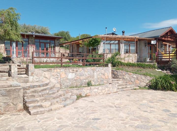 Casa · 350m² · 4 Ambientes · 6 Cocheras
