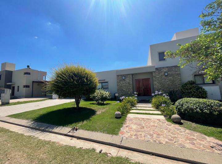 Casa · 301m² · 4 Dormitorios · 2 Cocheras