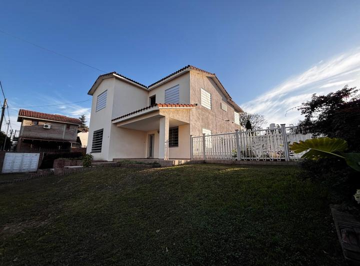 Casa · 306m² · 12 Ambientes · 3 Cocheras