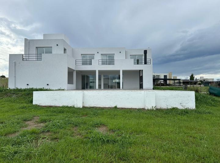 Casa · 175m² · 5 Ambientes · 2 Cocheras